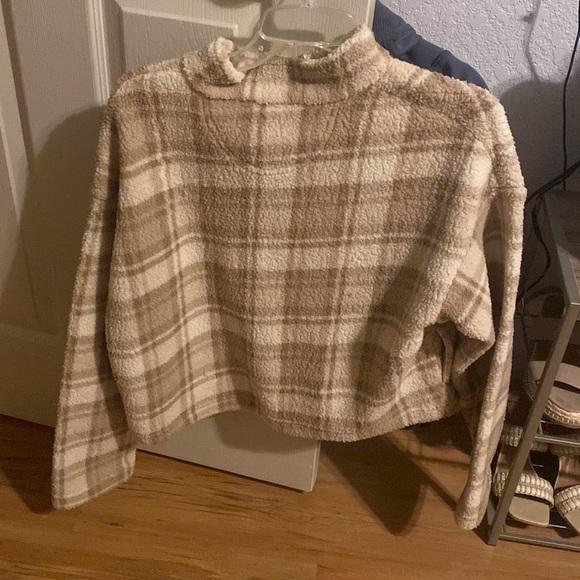 Size large pullover - Picture 2 of 2